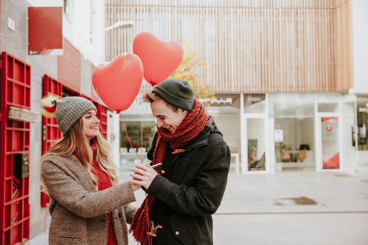 Una coppia felice e innamorata a San Valentino