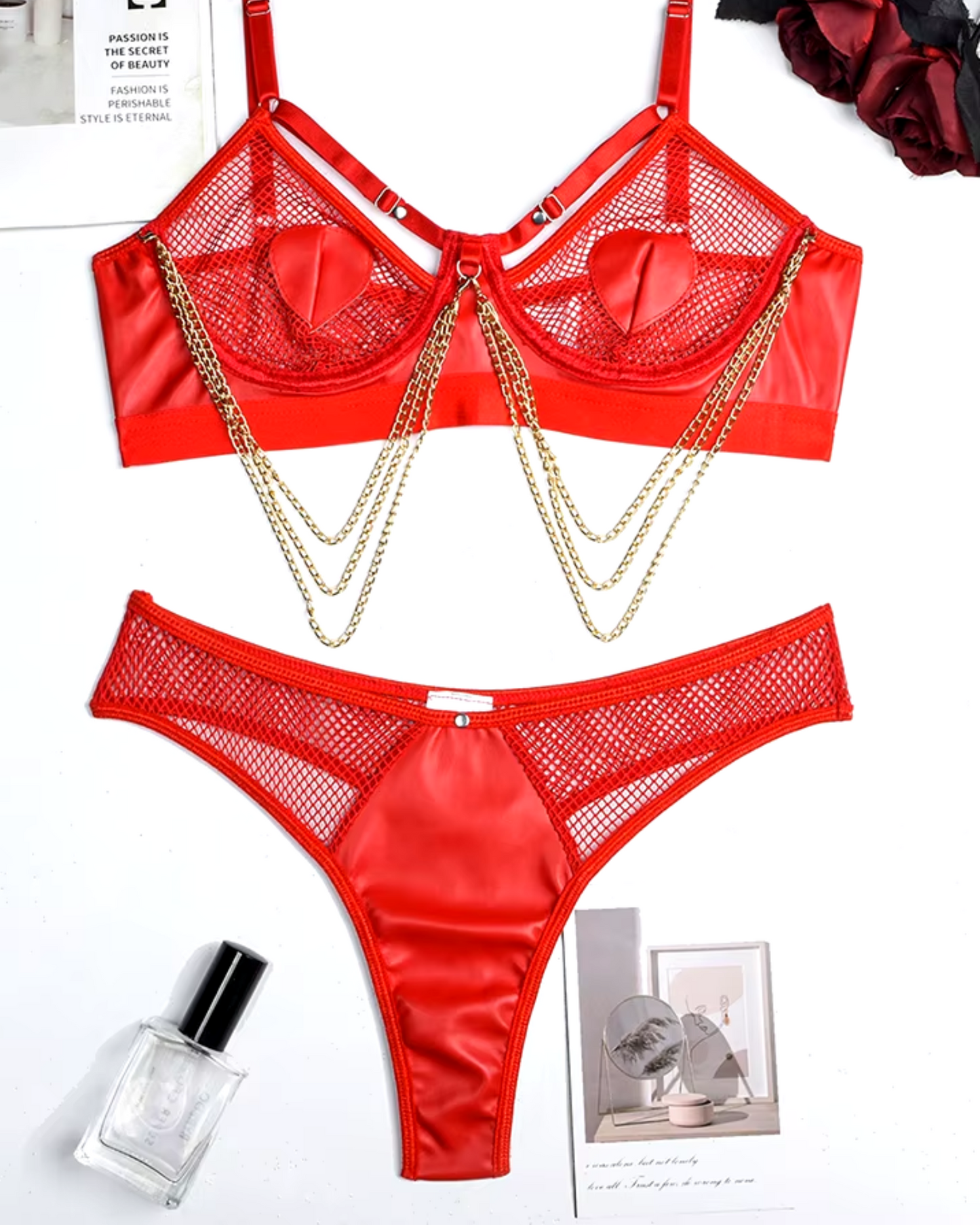 Completo di lingerie con reggiseno in rete e catene