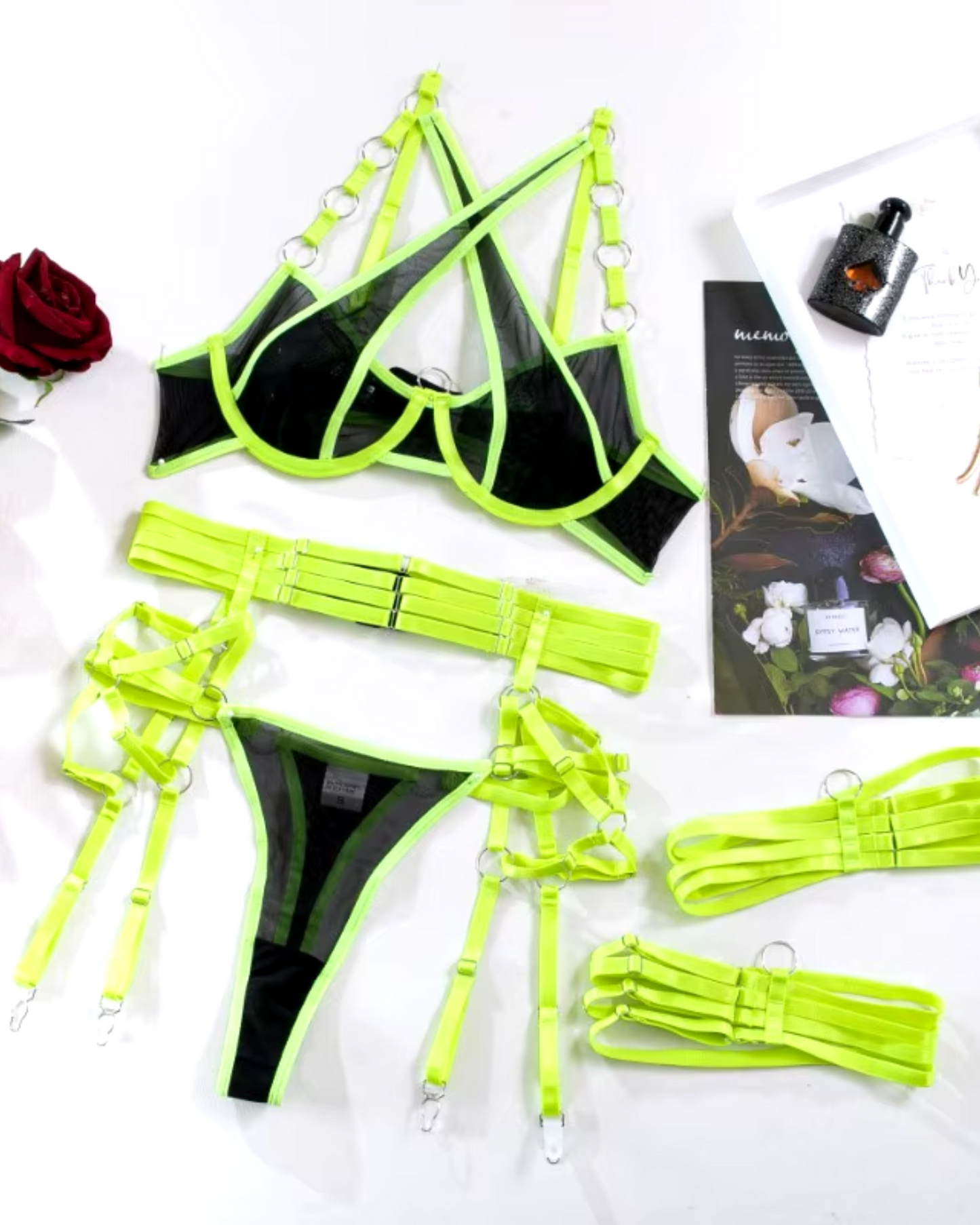 Completo di lingerie in rete con dettagli metallici