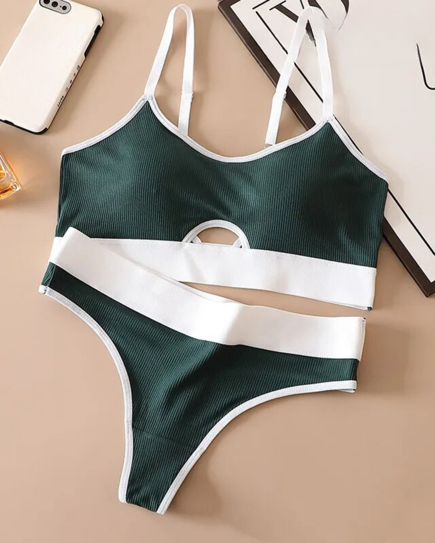 Completo di lingerie a righe con cuciture a contrasto