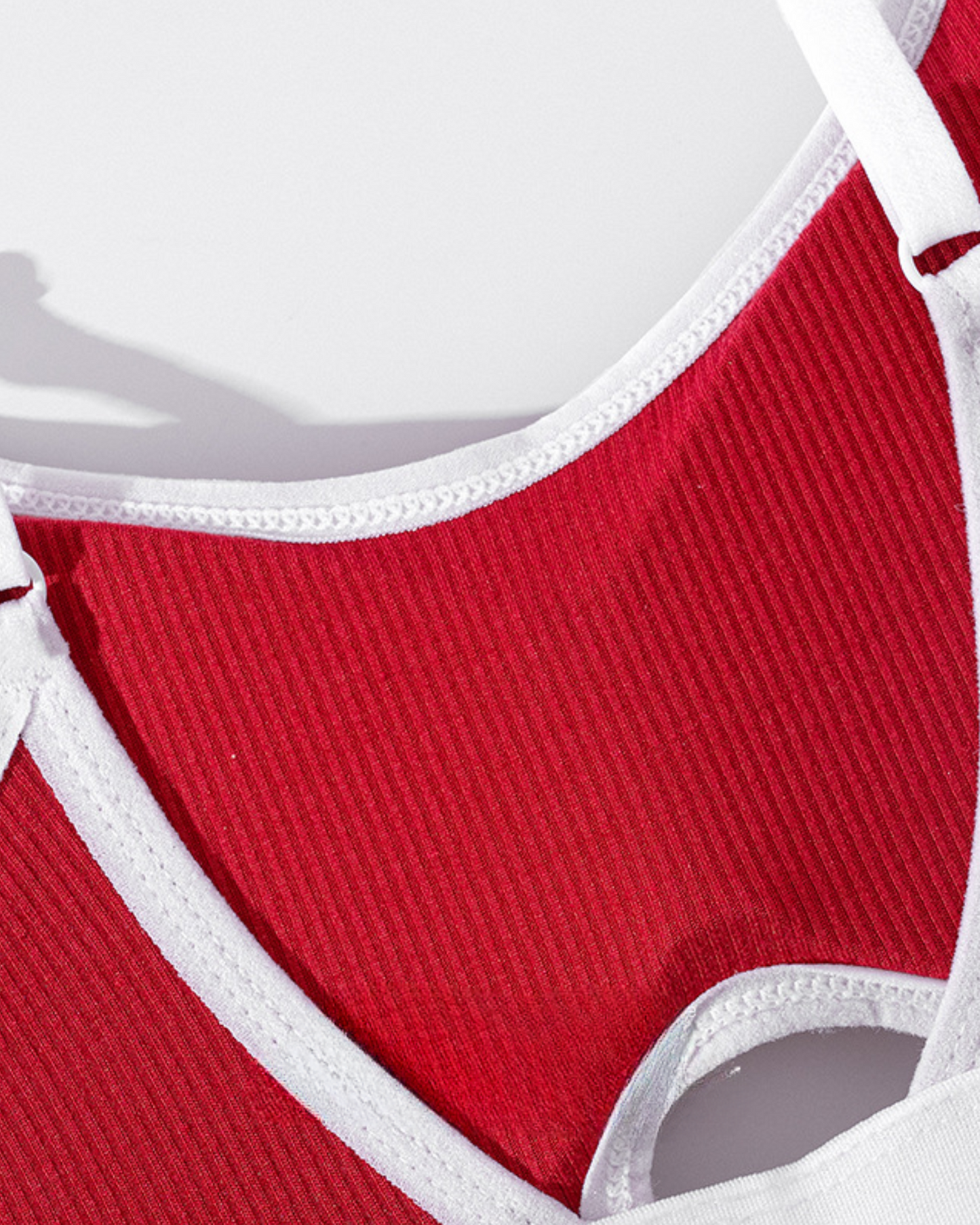 Completo di lingerie a righe con cuciture a contrasto