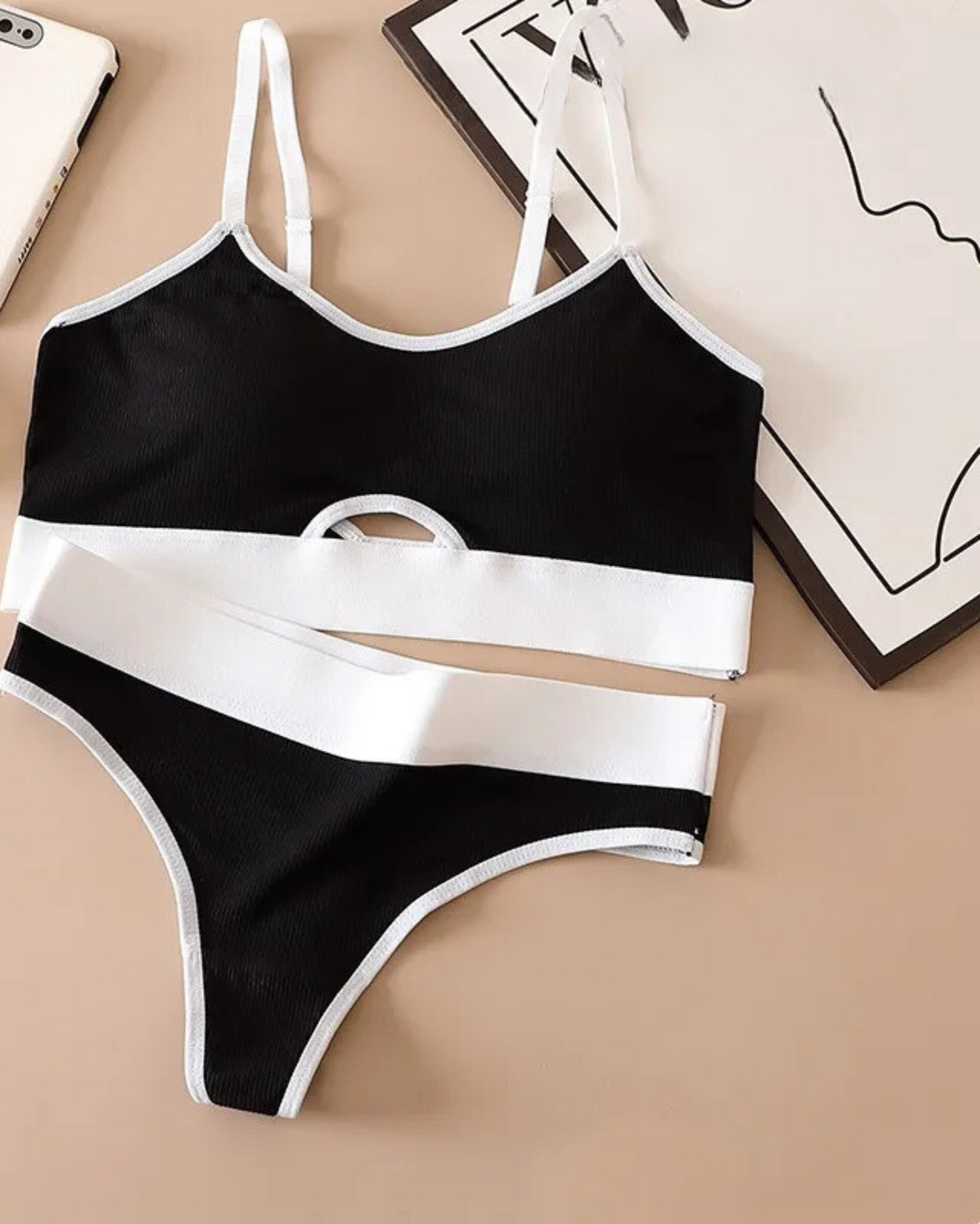 Completo di lingerie a righe con cuciture a contrasto
