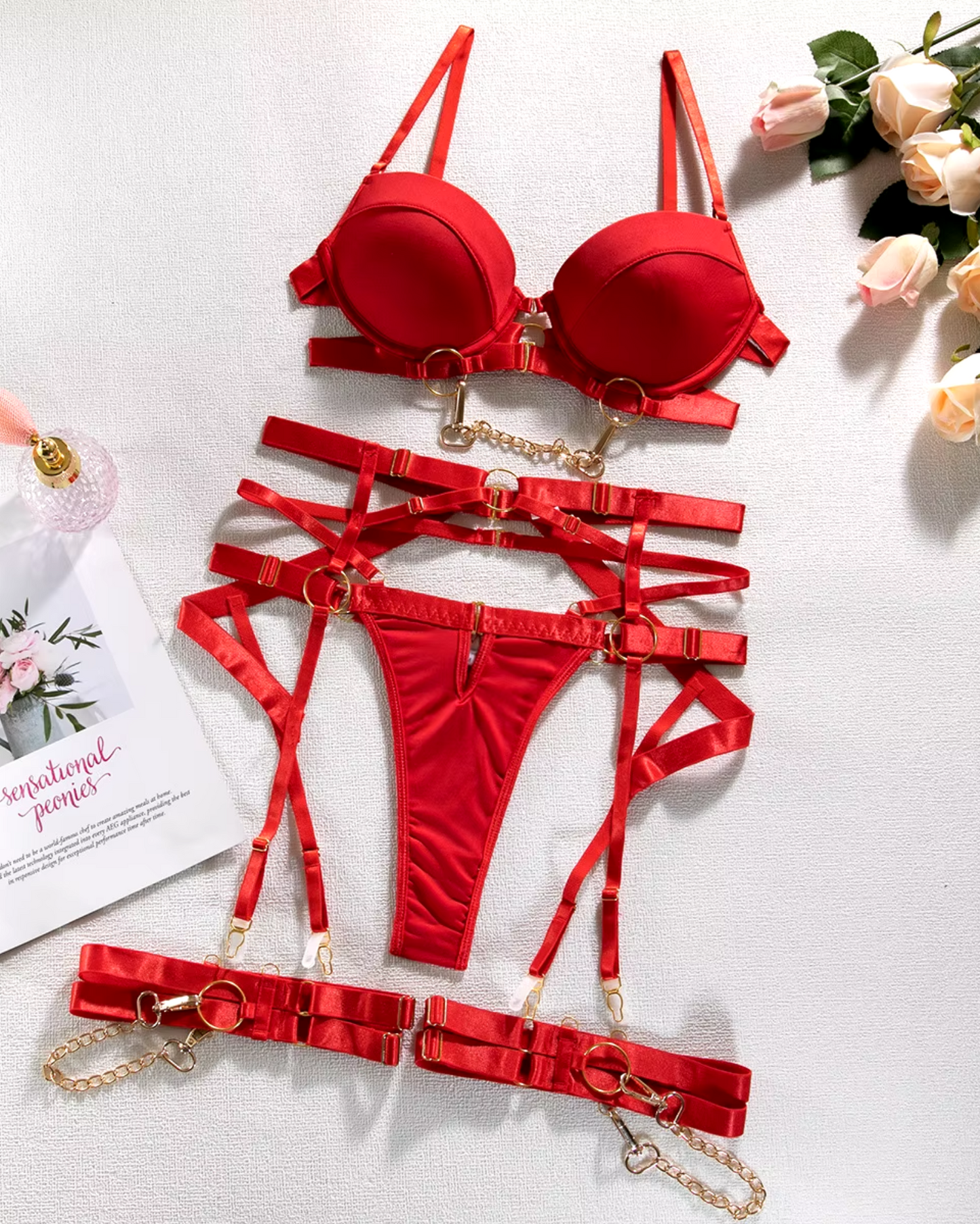 Completo di lingerie con catene metalliche e spalline regolabili