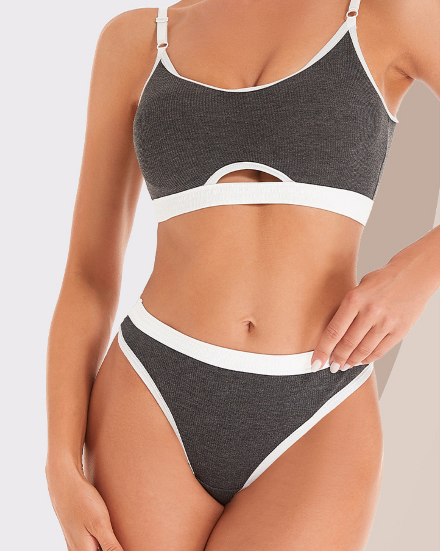 Completo di lingerie a righe con cuciture a contrasto