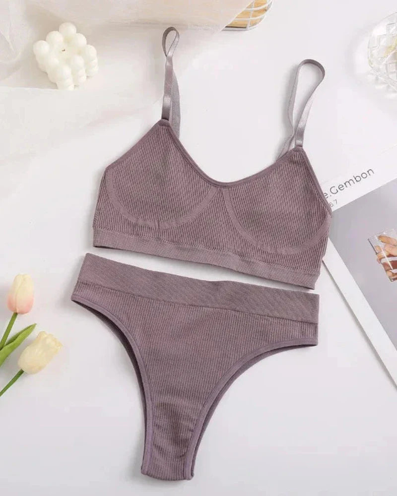 Completo di lingerie comodo in materiale a coste