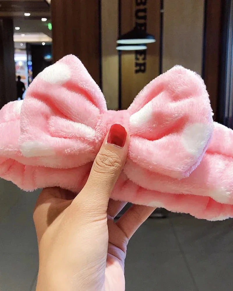 Fascia per capelli pelosa con fiocco a pois