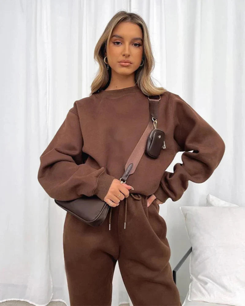 Completo sportivo loose con felpa con cappuccio