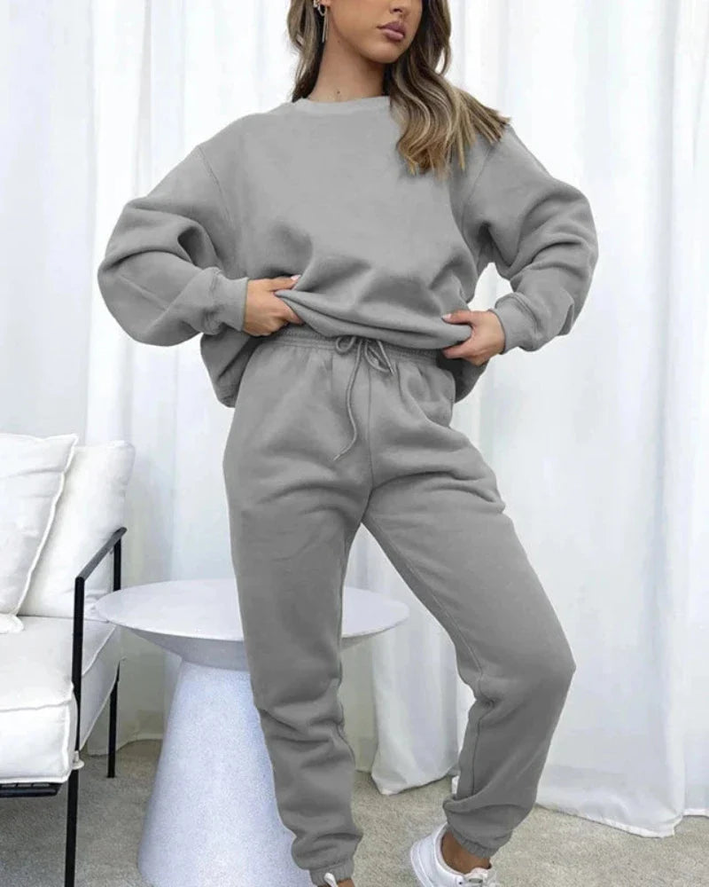 Completo sportivo loose con felpa con cappuccio