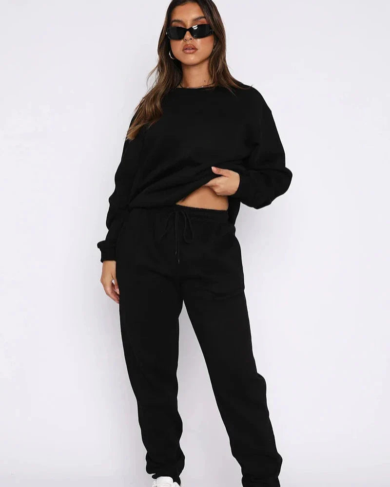 Completo sportivo loose con felpa con cappuccio