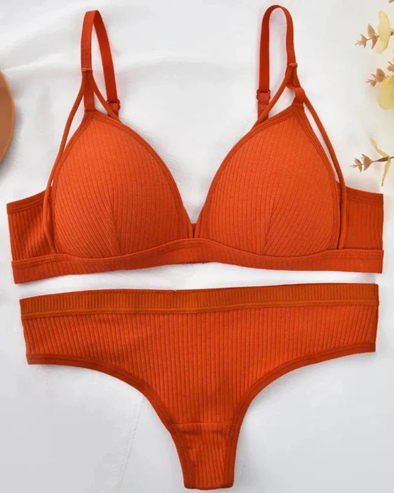 Completo di lingerie a righe con fasce decorative