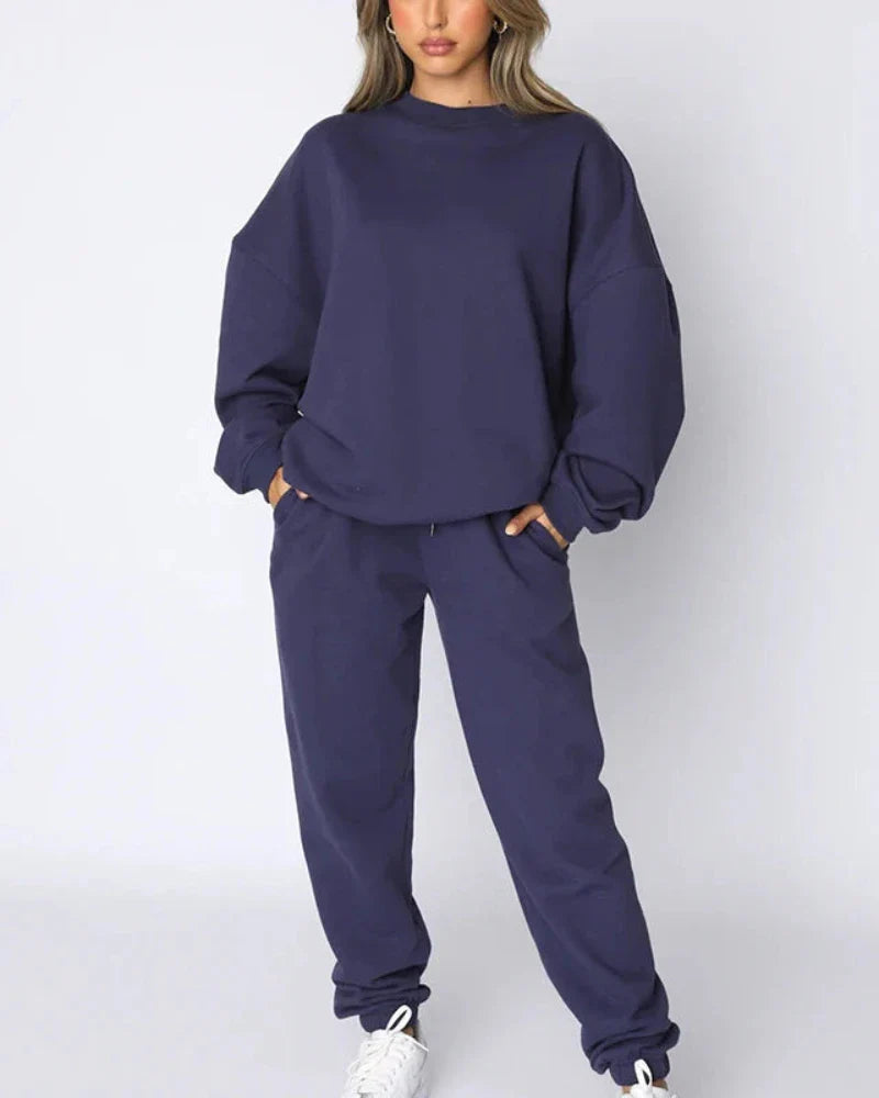 Completo sportivo loose con felpa con cappuccio