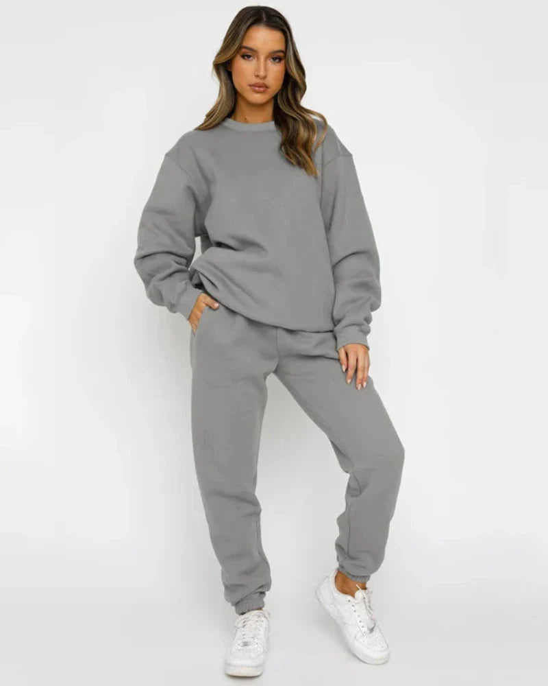 Completo sportivo loose con felpa con cappuccio