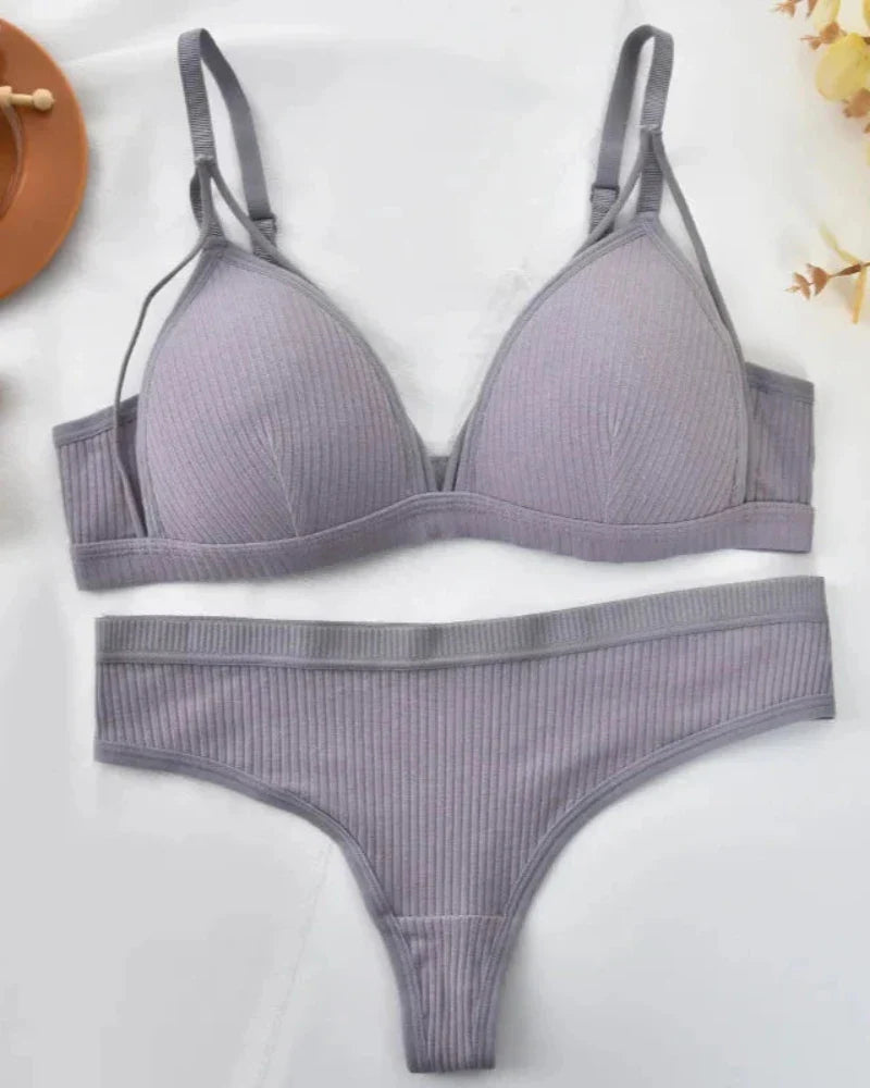 Completo di lingerie a righe con fasce decorative