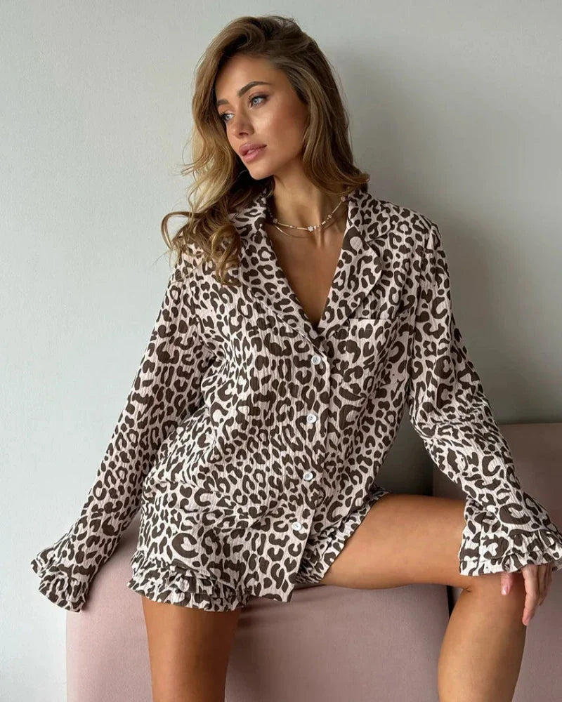 Completo corto da casa con camicia leopardata