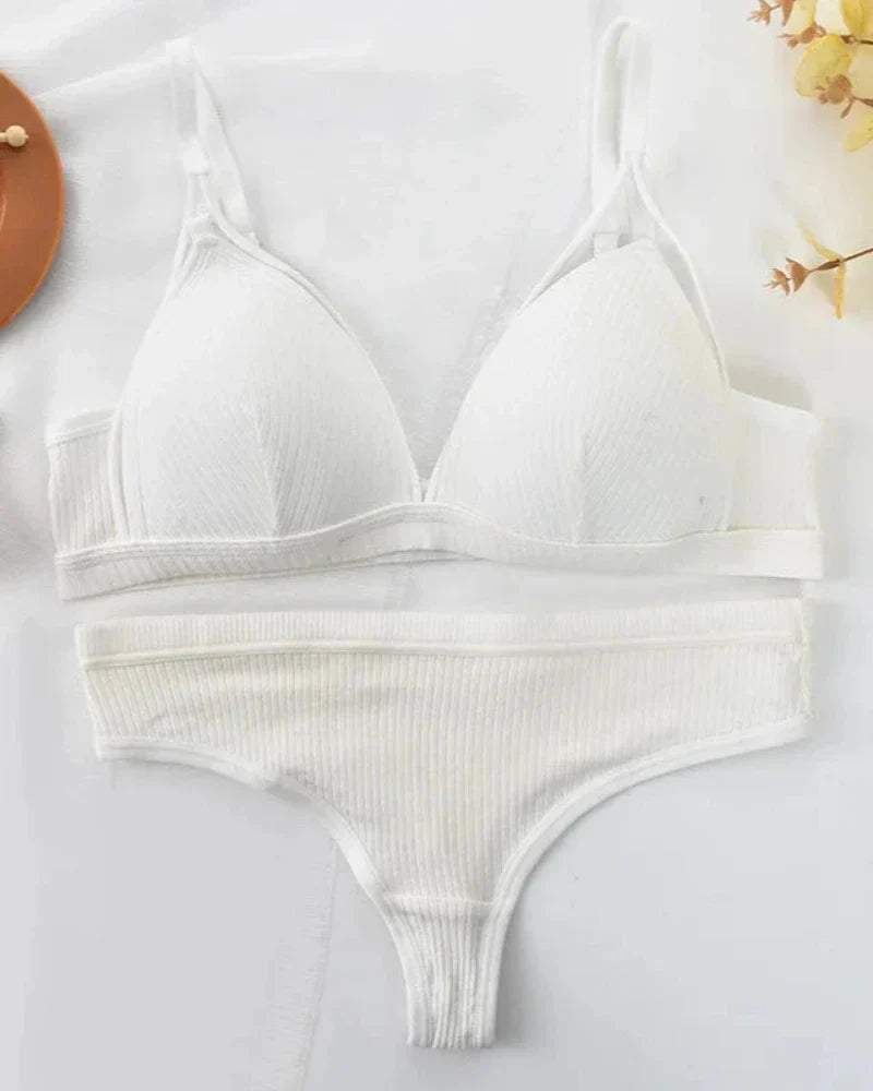 Completo di lingerie a righe con fasce decorative