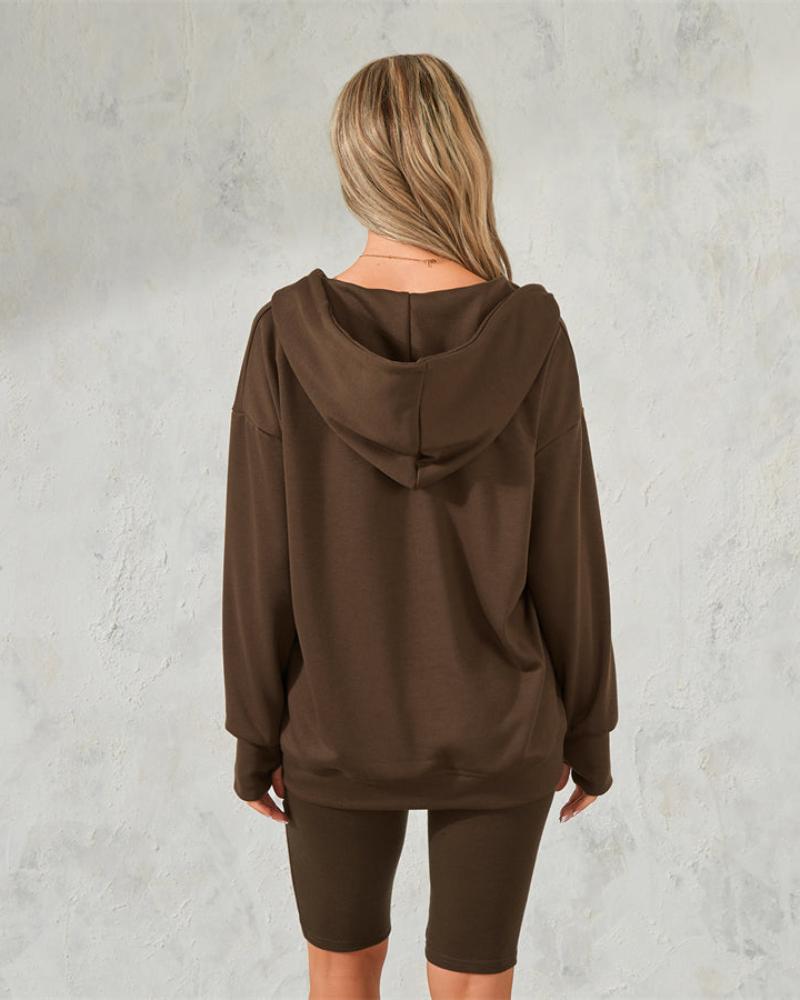 Completo sportivo loose con pantaloni a ciclista e felpa con cappuccio