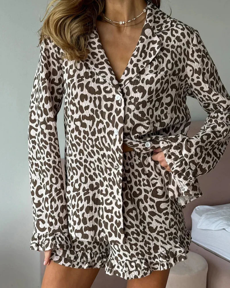 Completo corto da casa con camicia leopardata