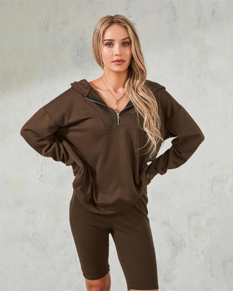Completo sportivo loose con pantaloni a ciclista e felpa con cappuccio