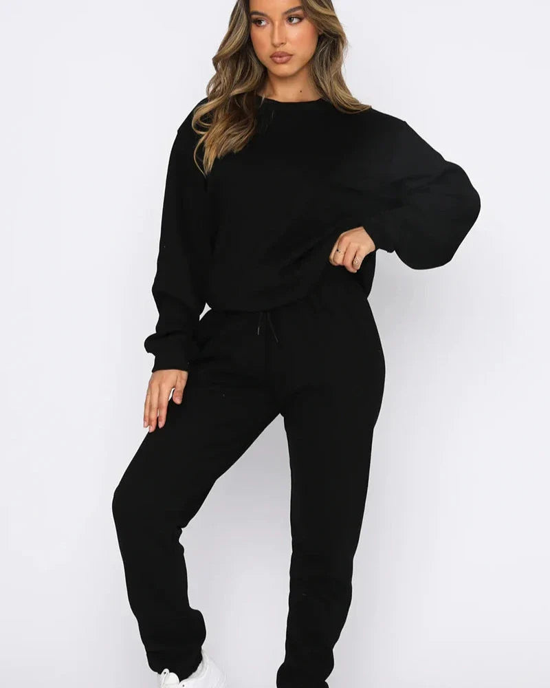 Completo sportivo loose con felpa con cappuccio