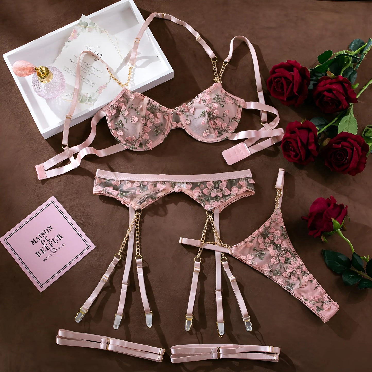 Beige Set di Lingerie 3 Pezzi con Pizzo Floreale e Catene
