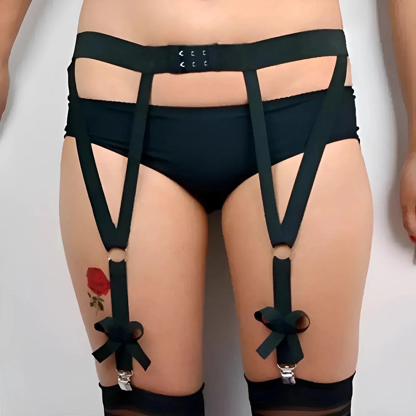 Nero Harness con bretelle e fiocchi