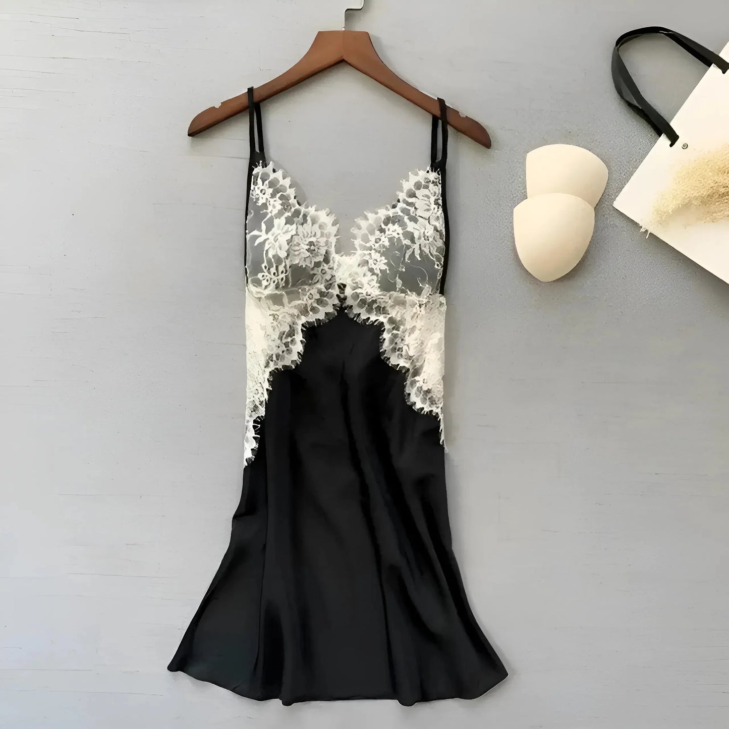 Nero Camicetta da notte con pizzo e dettaglio sul busto