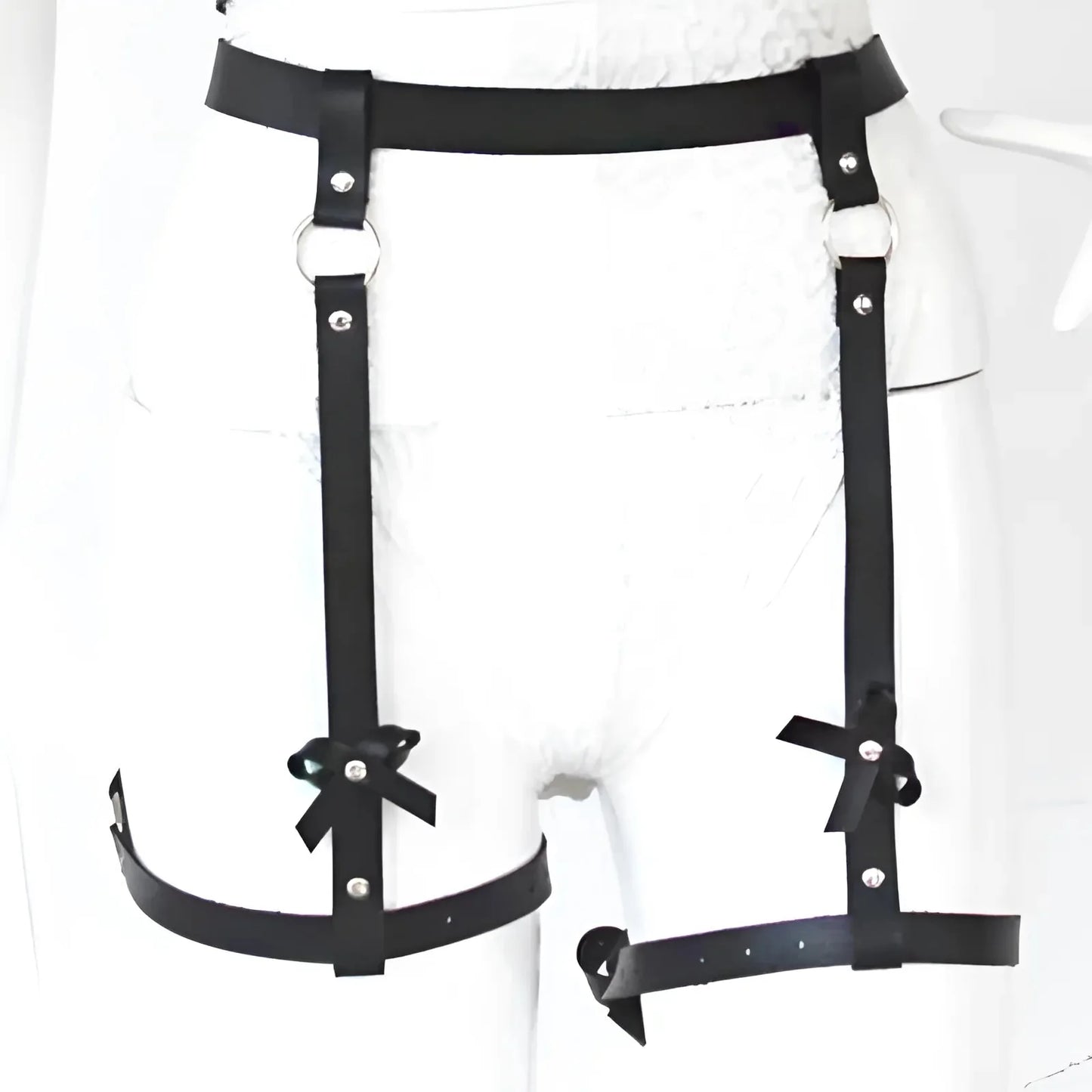 Nero Harness in pelle con bretelle e fiocchi