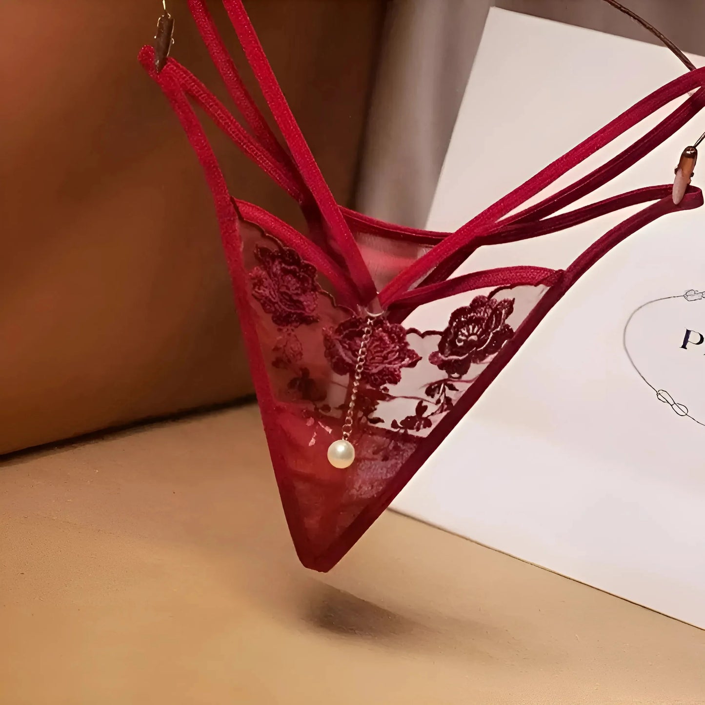 Borgogna Stringa di pizzo con dettaglio di perla