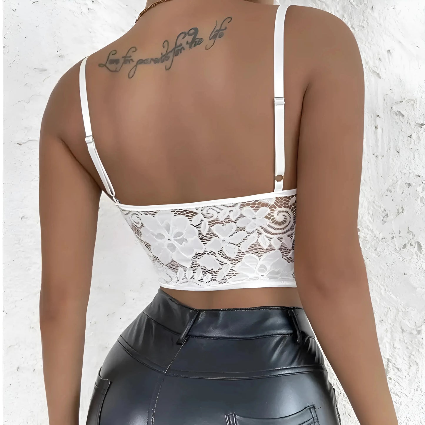 Top in pizzo con reggiseno