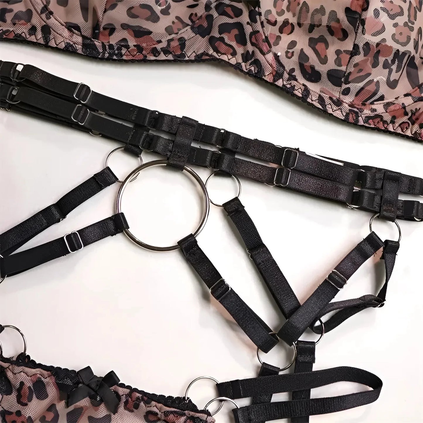 Set di lingerie in pizzo con stampa leopardata e cintura reggicalze