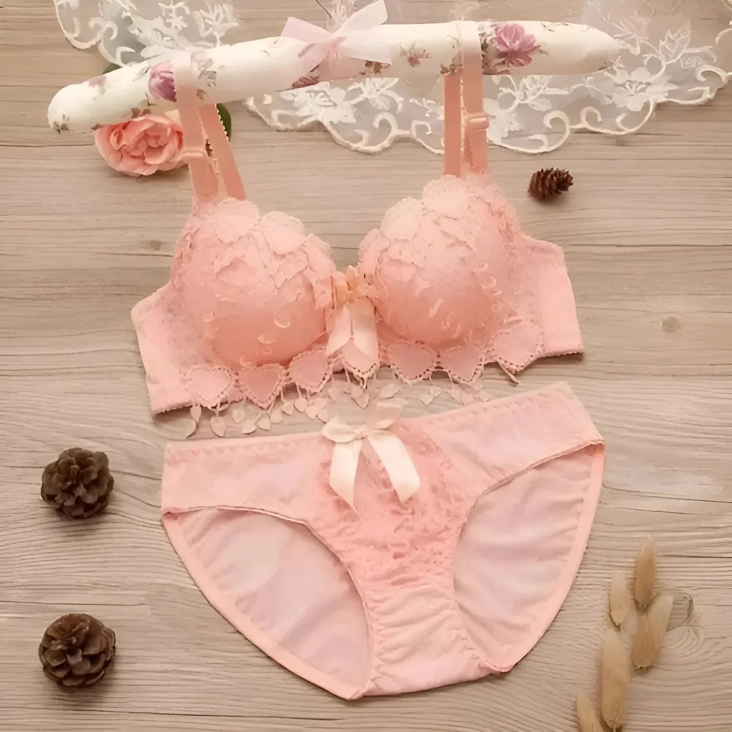 Set di Lingerie in Pizzo con Motivo a Cuore