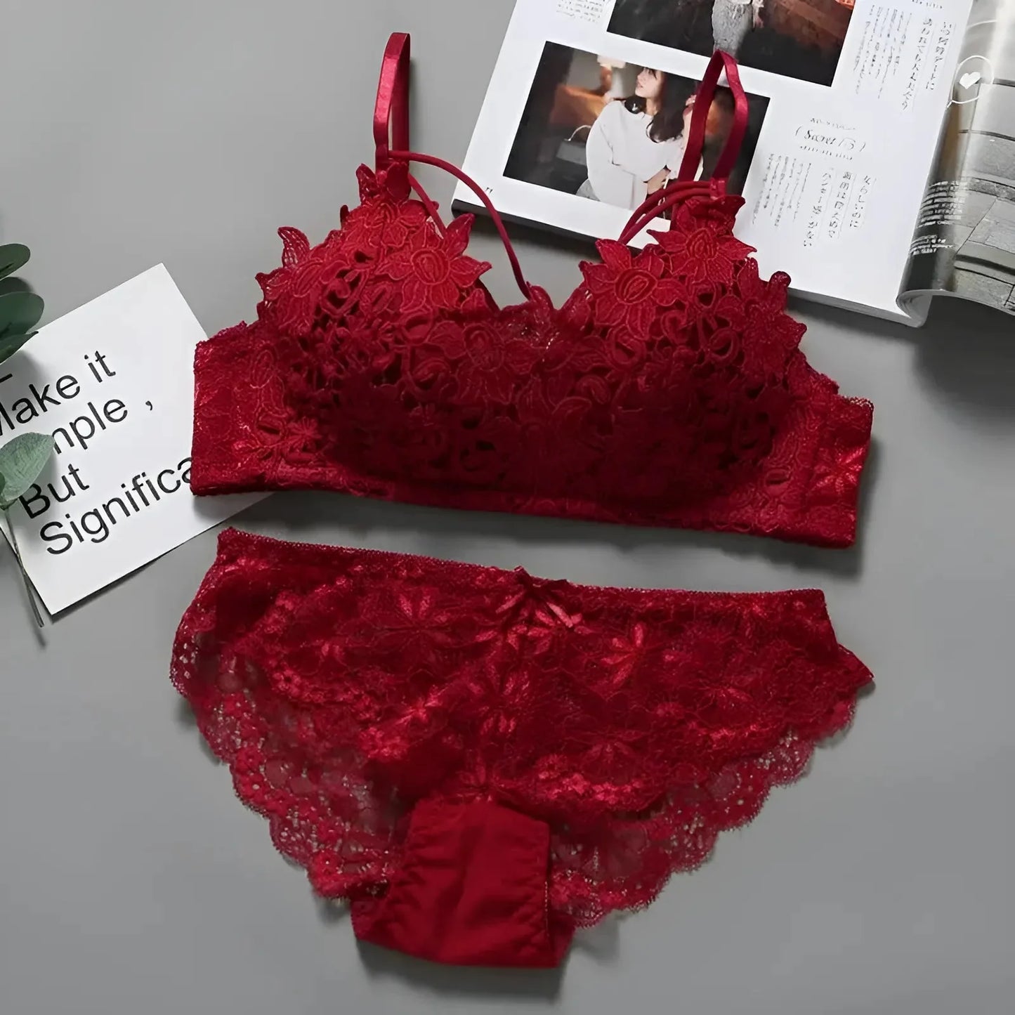 Set di Lingerie in Pizzo con Cinghie