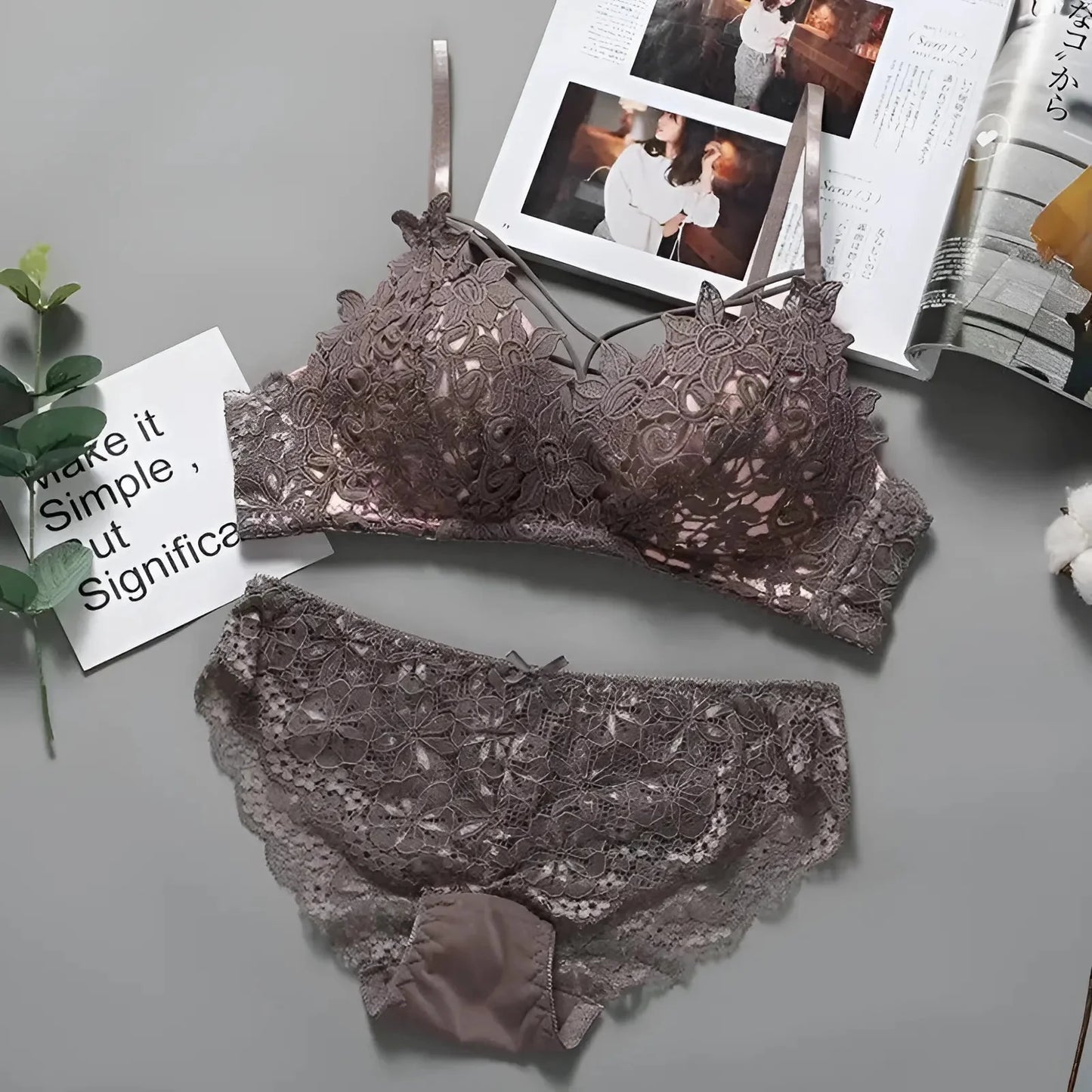 Set di Lingerie in Pizzo con Cinghie