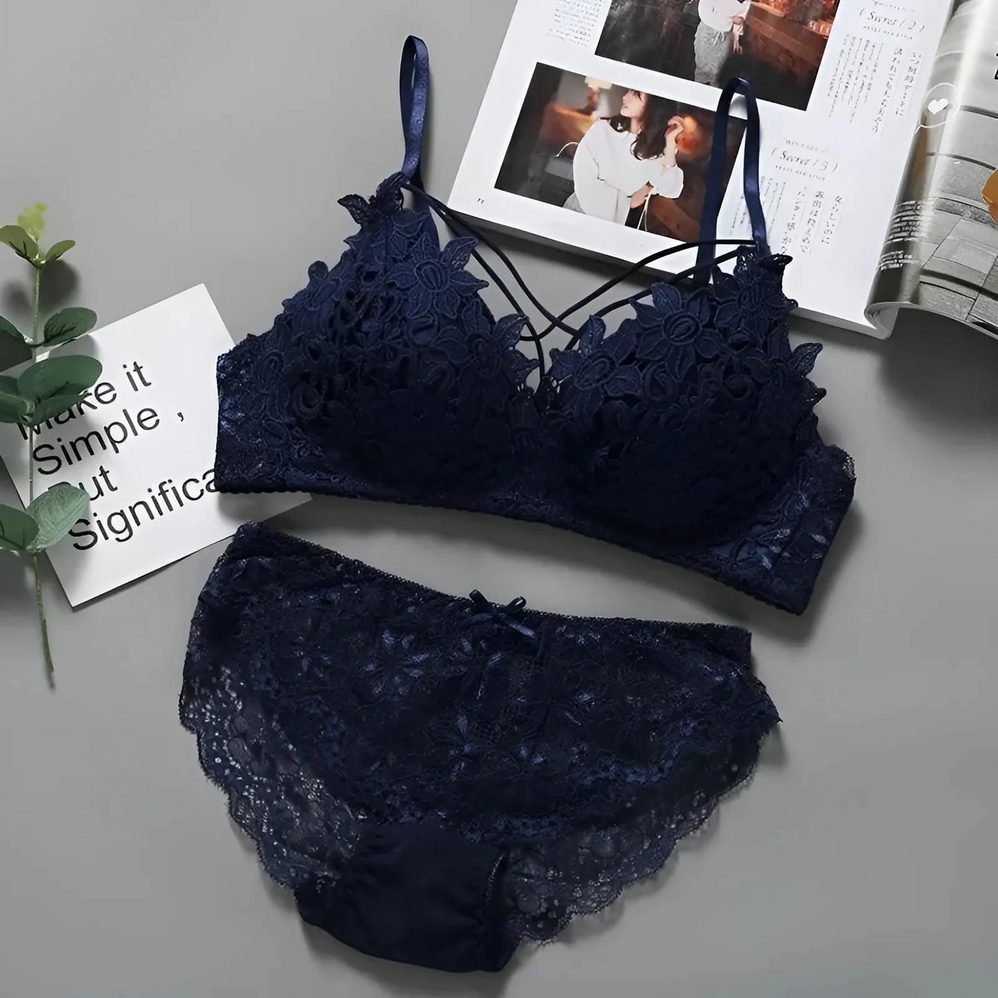 Set di Lingerie in Pizzo con Cinghie