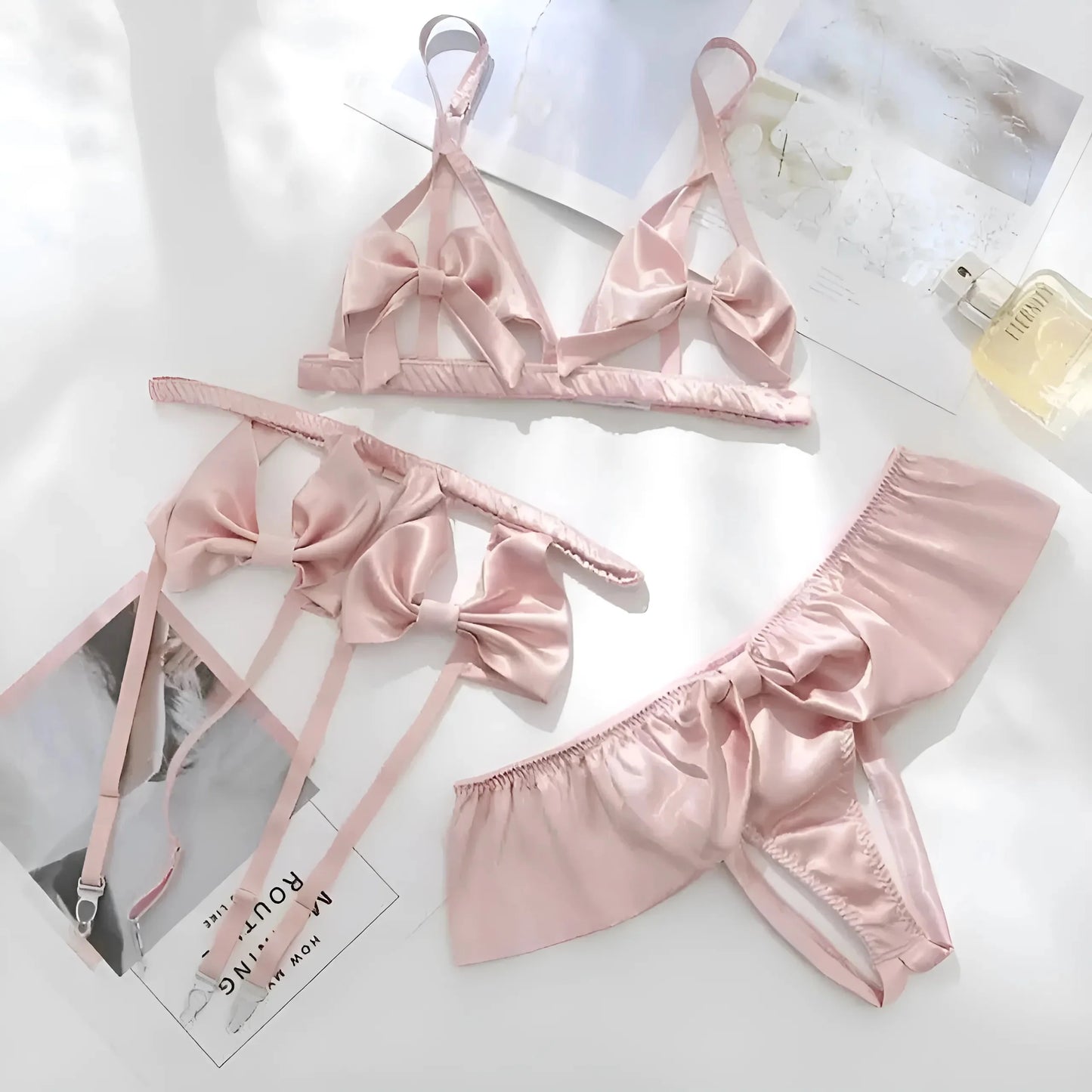 Rosa Set di Lingerie con Cintura Reggicalze e Fiocchi