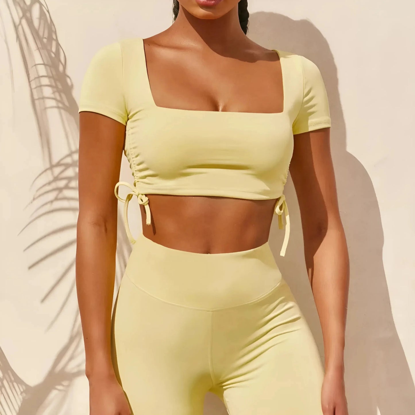 Outfit Sportivo con Maniche Decorative
