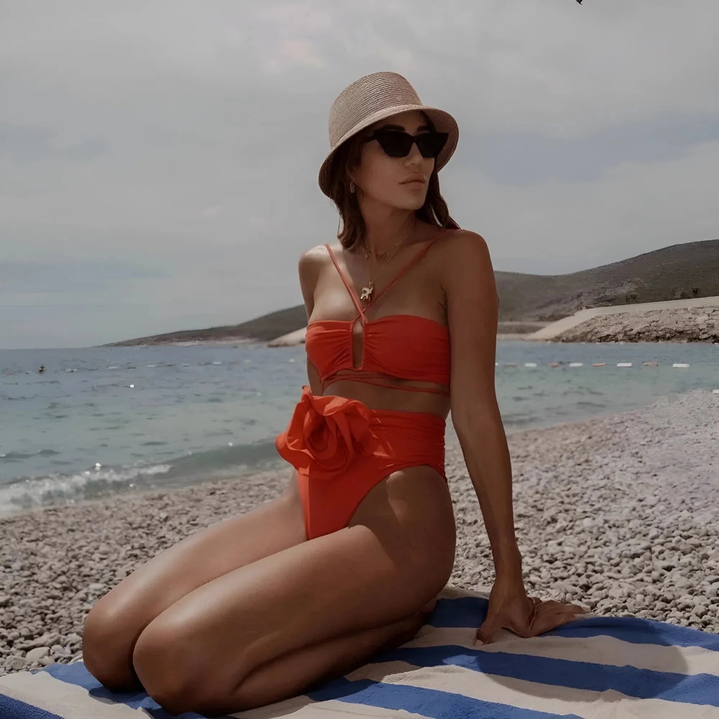 Costume da bagno bikini a due pezzi con lacci e fiore decorativo