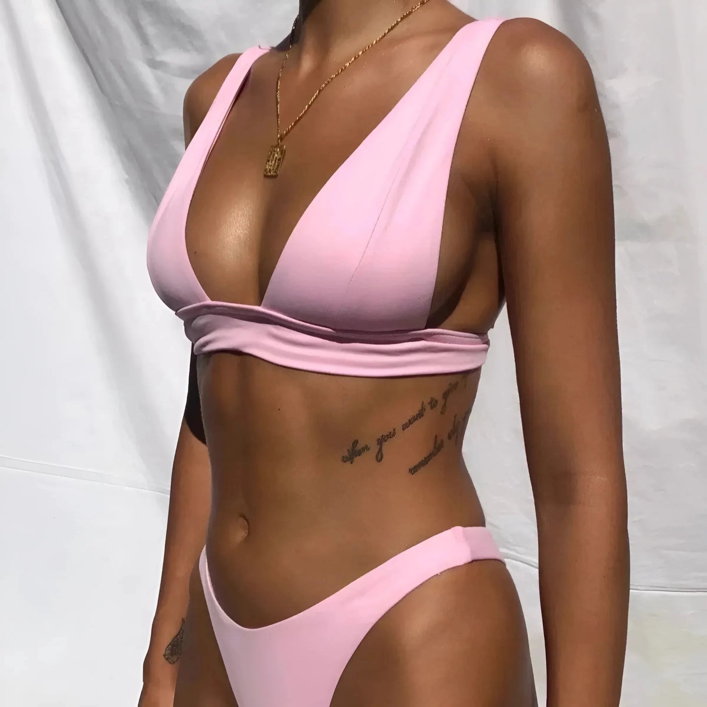 Bikini a due pezzi con coppe a triangolo