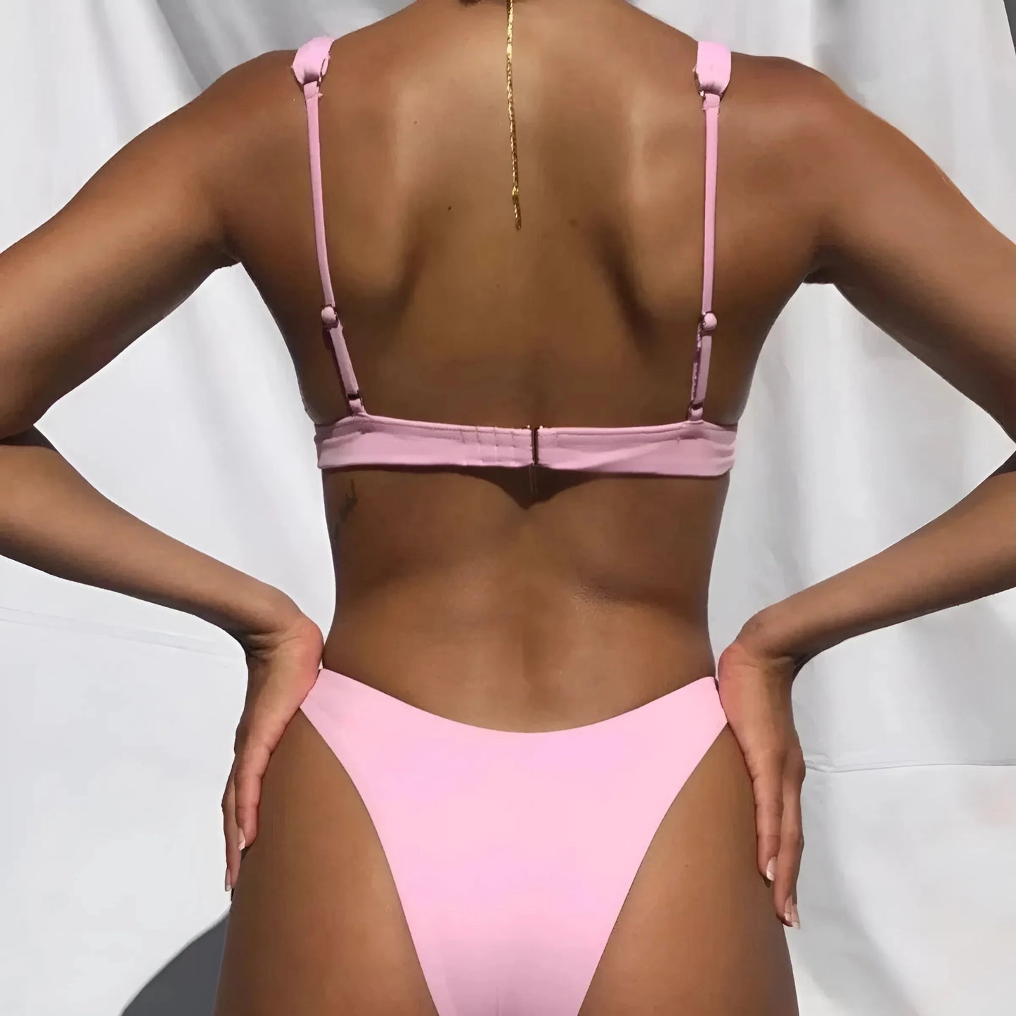 Bikini a due pezzi con coppe a triangolo