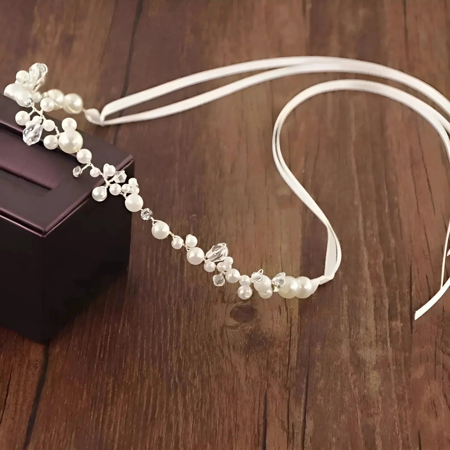 Bianco Garter Decorato con Perle Delicate