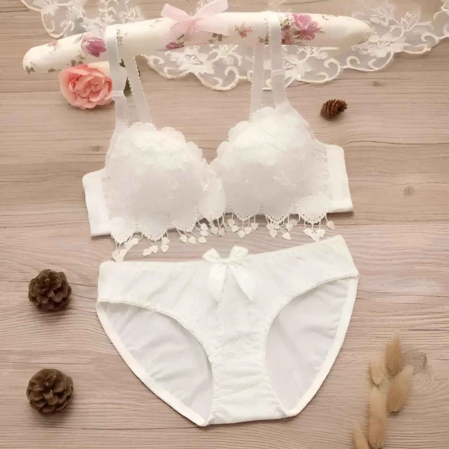 Bianco Set di Lingerie in Pizzo con Motivo a Cuore