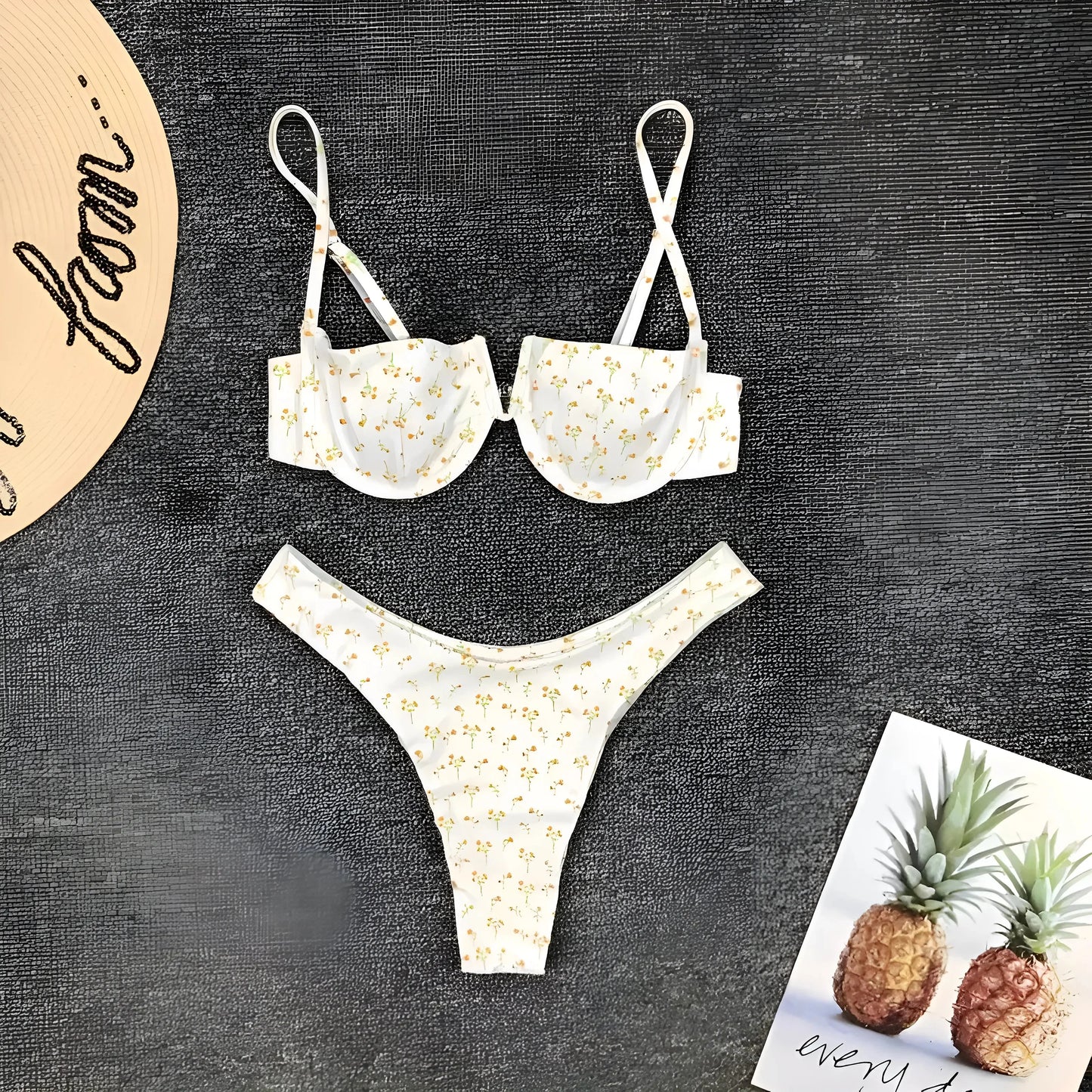 Bianco Bikini a due pezzi con stampa floreale e reggiseno con tagli.
