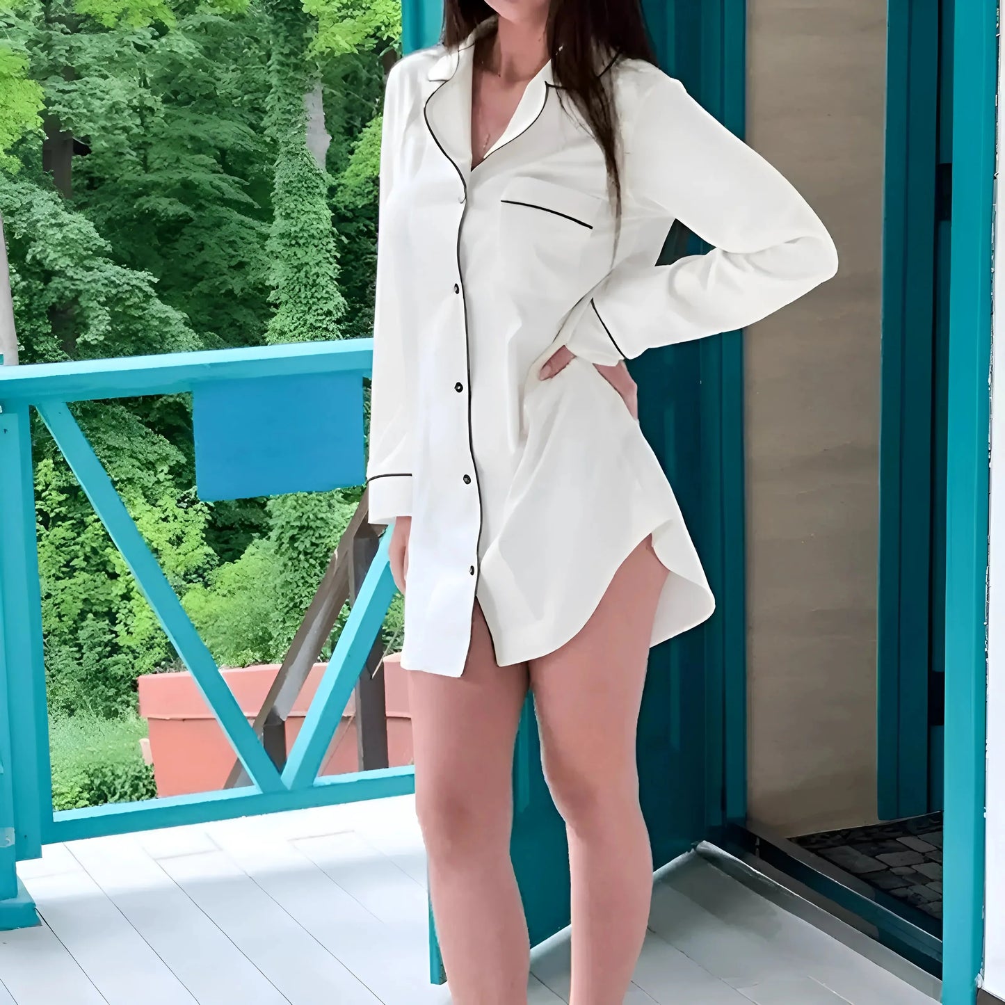 Bianco Camicia da notte bianca con rifiniture nere