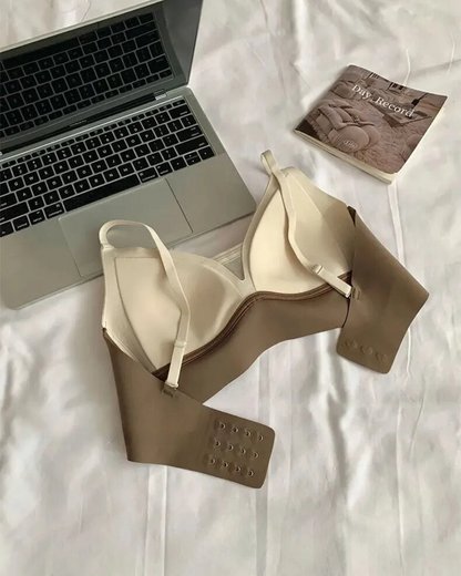 Bralette morbido con fondo decorativo