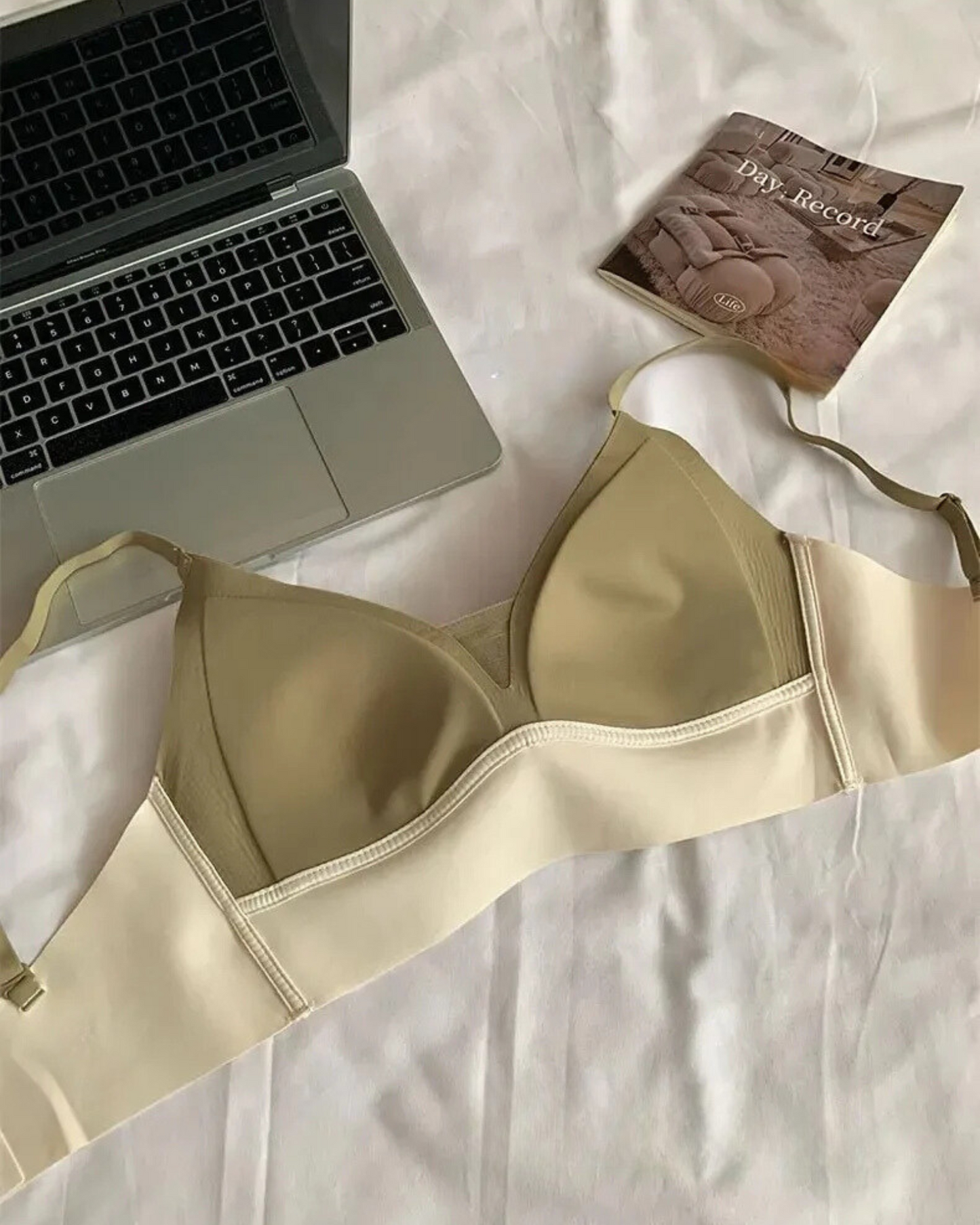 Bralette morbido con fondo decorativo