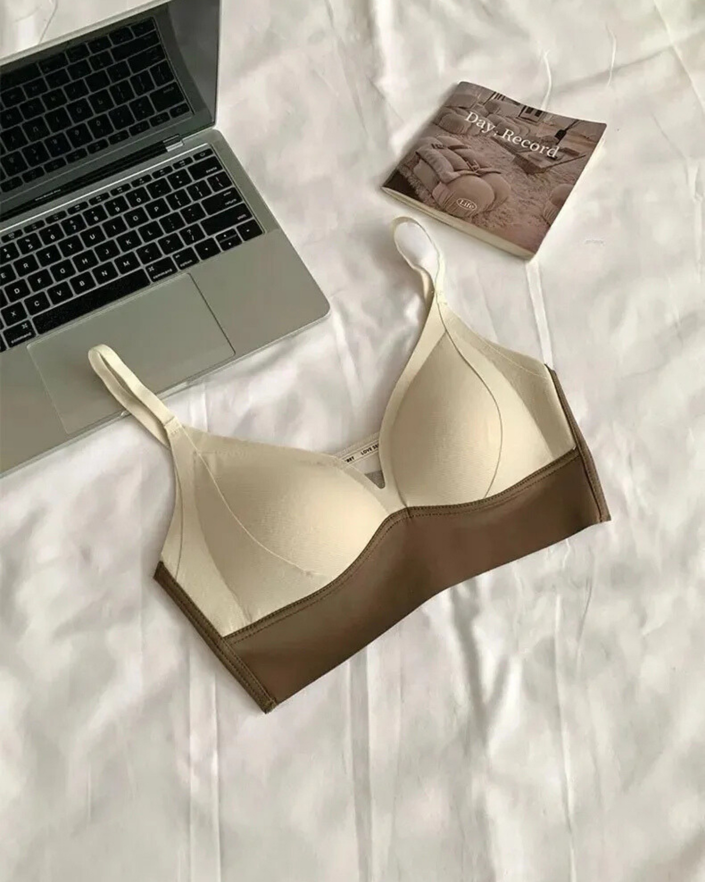 Bralette morbido con fondo decorativo