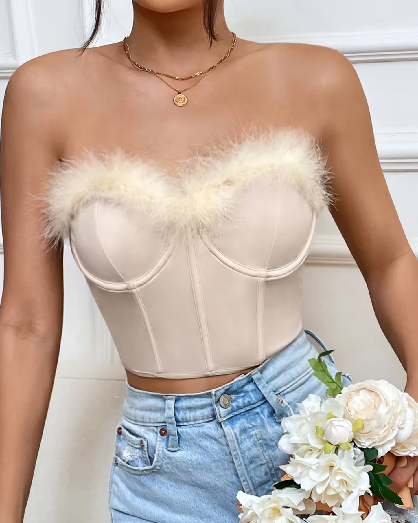 Reggiseno con pelliccia sul décolleté