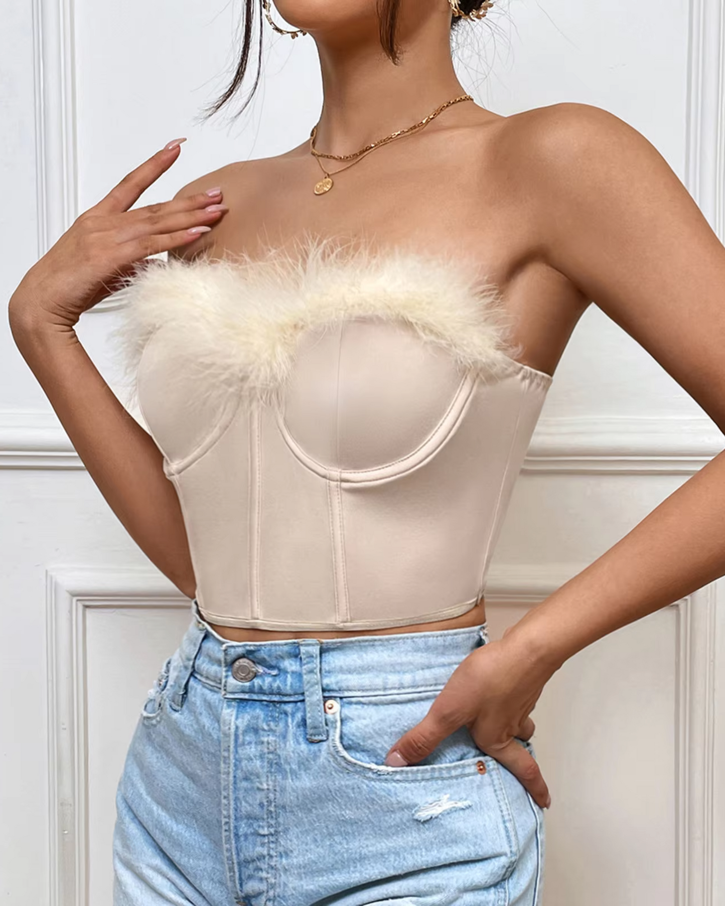 Reggiseno con pelliccia sul décolleté