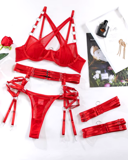 Completo di lingerie in rete con dettagli metallici