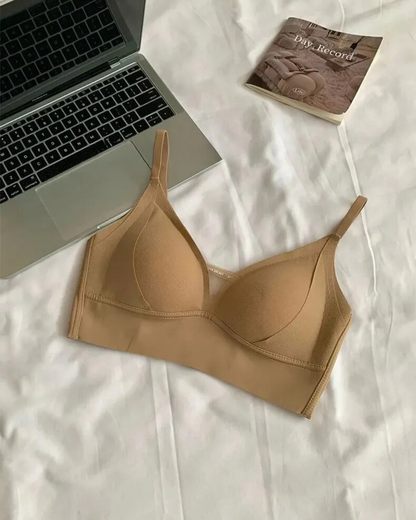 Bralette morbido con fondo decorativo